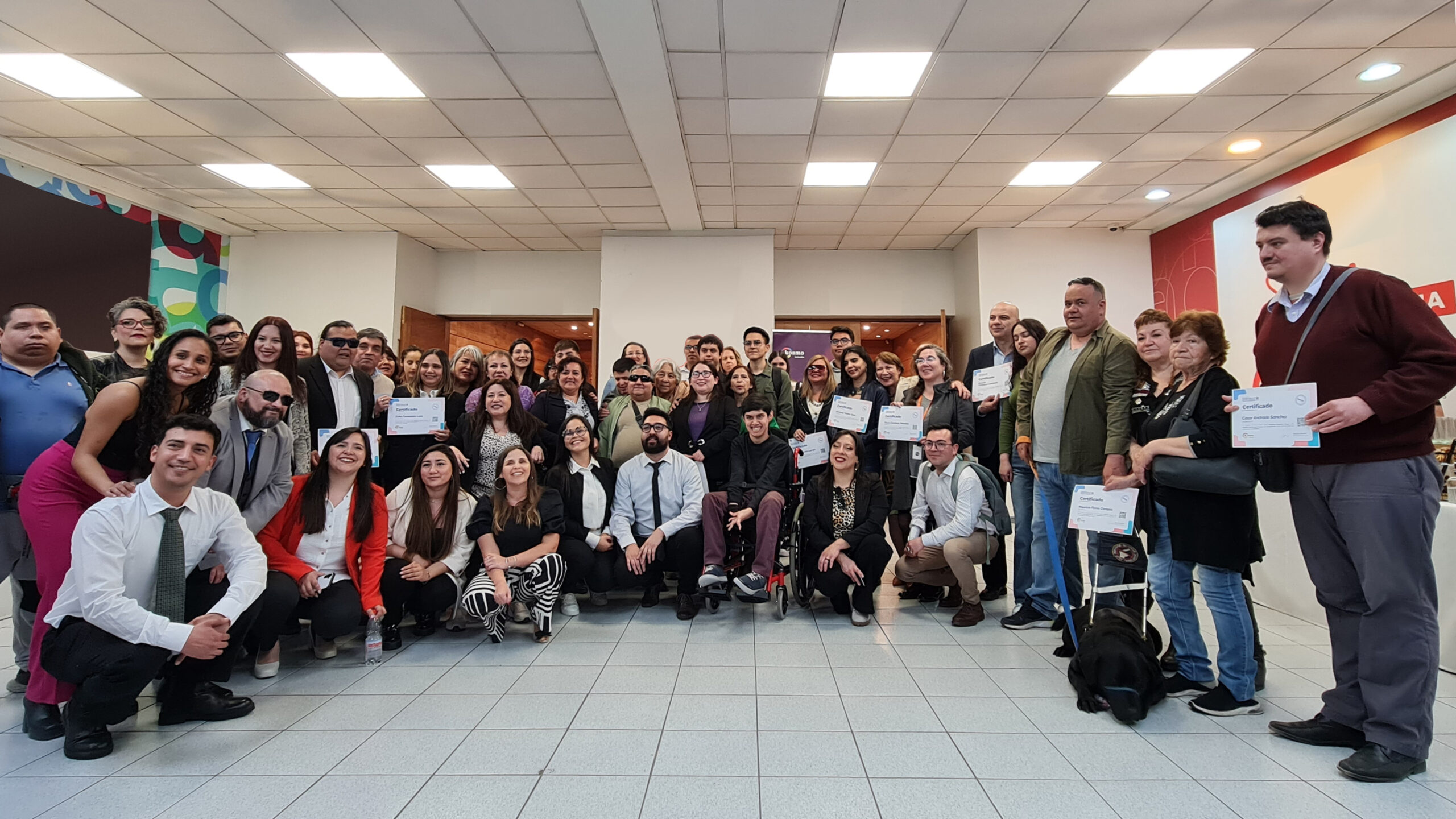 d25-grupal Fotografía Grupal de Beneficiarios y Beneficiarias en una ceremonia de certificación.